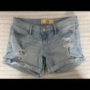 LIGHT WASH RIPPED SHORTS